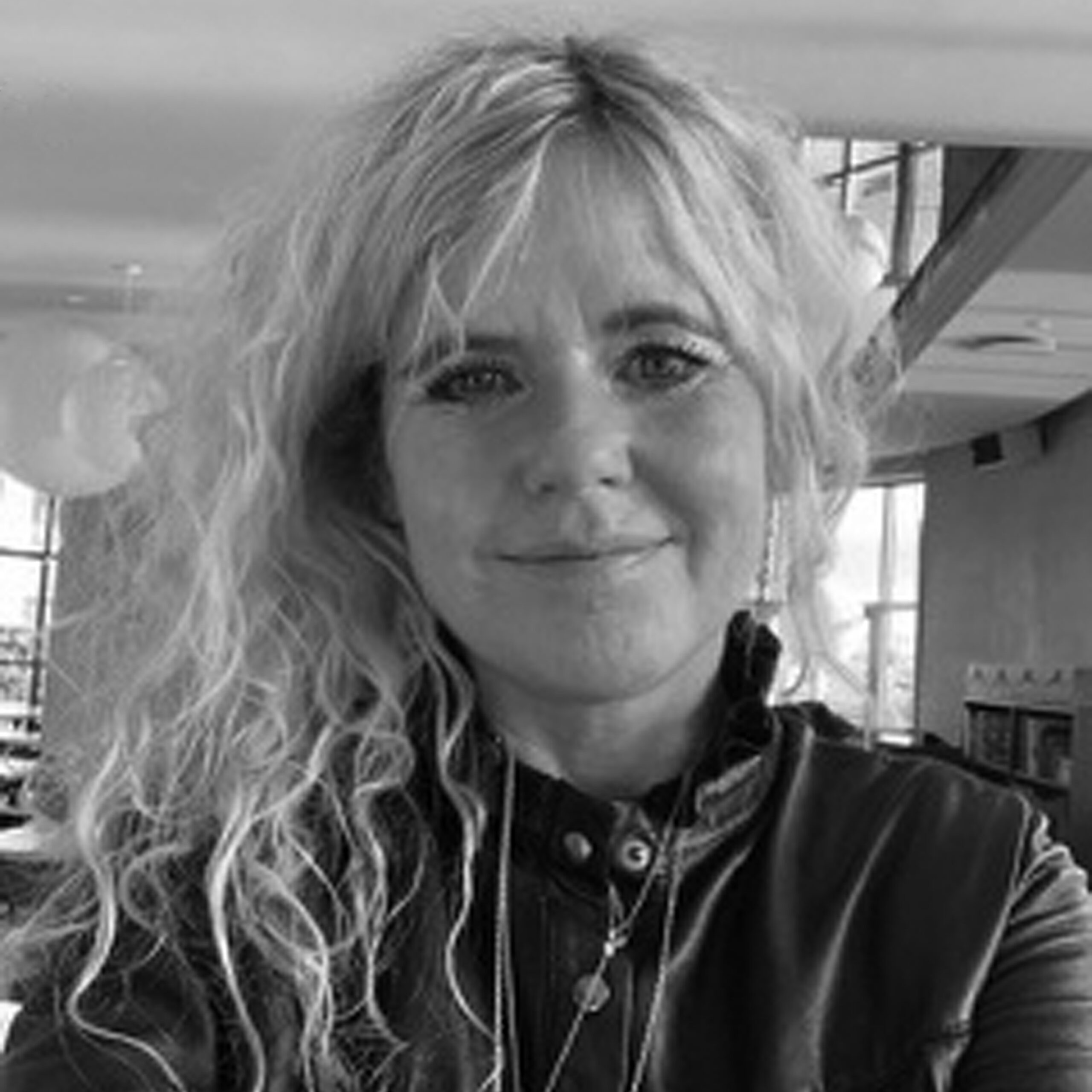 Rikke Luna Hall Mortensen Redaktør, bogrådgiver, ghostwriter og pr-koordinator 